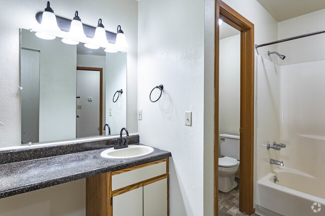 2 BR, 1 BA - Manchester B - 1066 SF