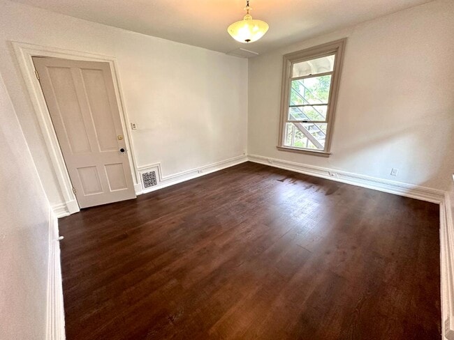 Photo - 832 Emerson St