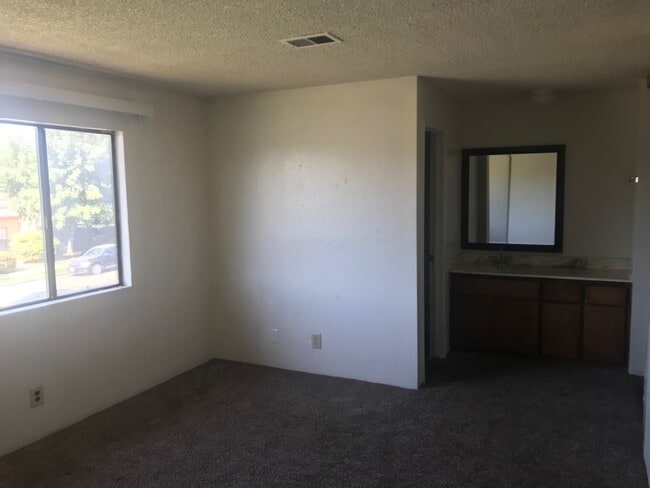 Photo - Close to shopping and schools in Hanford