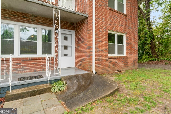 Building Photo - 147 Burnside St Unit 2 Rental