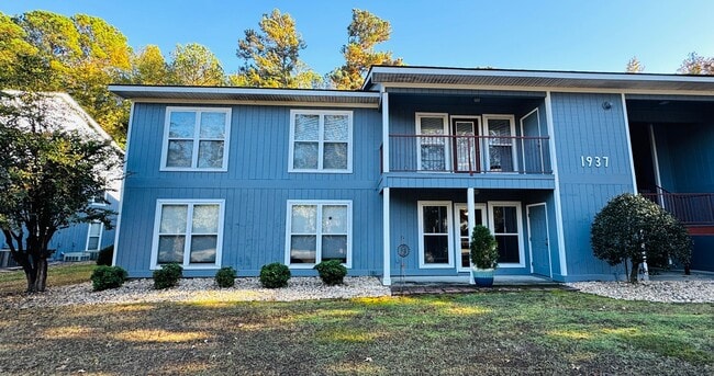 Building Photo - Karen Lake Condos