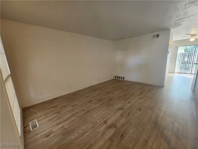 Building Photo - 9 Trenton Square Unit 10