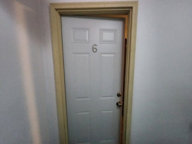 Building Photo - UPPER: 1 Bedroom Apartment in a quiet building. Unit 6