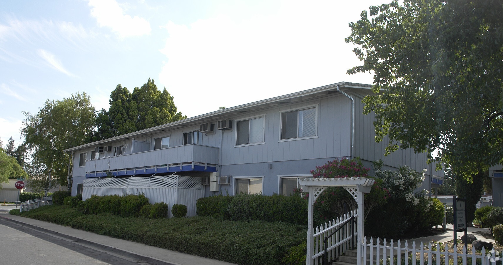 Paramount Arms Apartments - Paramount Arms Apartments