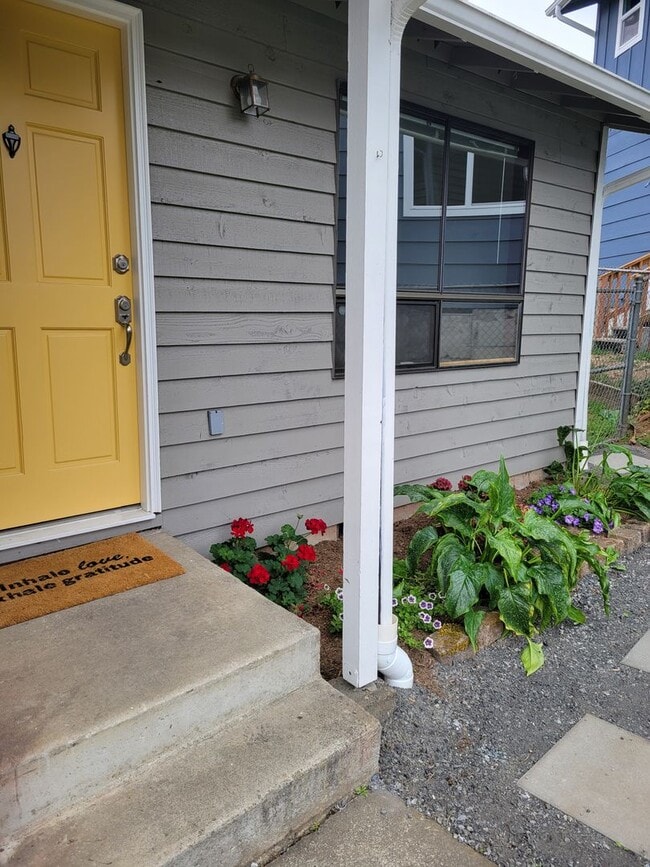 Building Photo - Remodeled Duplex Townhouse in Everett- 5 min to Boeing Available for September 1st Occupancy for ...