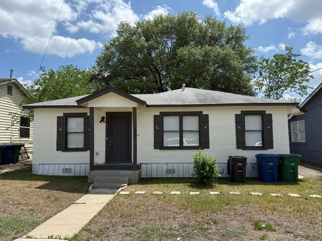 Building Photo - Newly Renovated 2 Bed Home | Hardwood Floors + Updated Interior!
