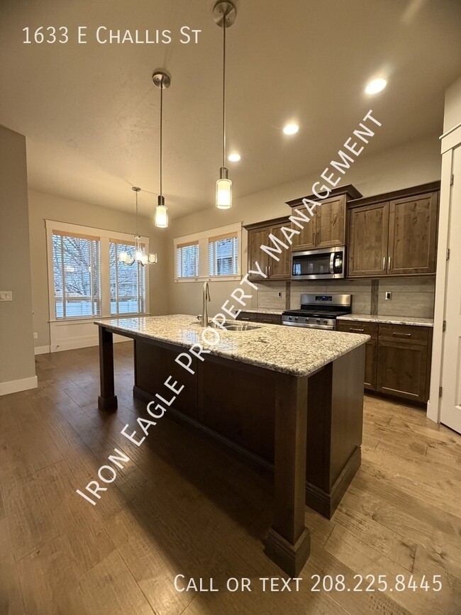 Photo - 1633 E Challis St