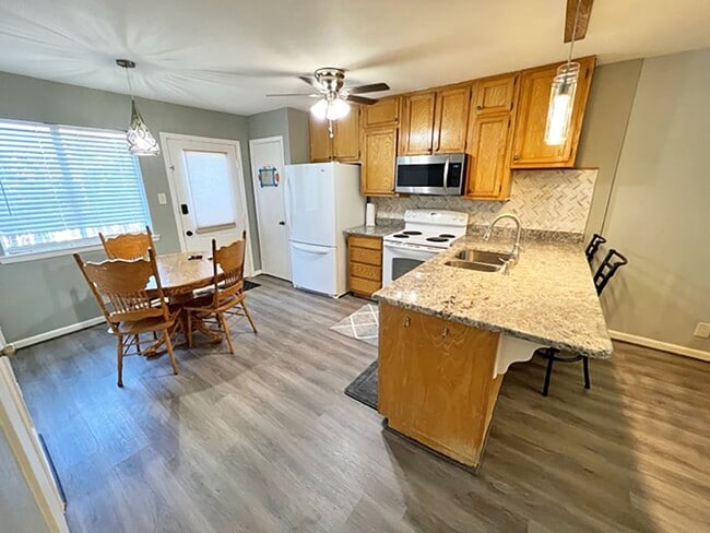 Building Photo - Great 2 Bdrm 1-1/2 Bath Condo at UNT in Denton, TX