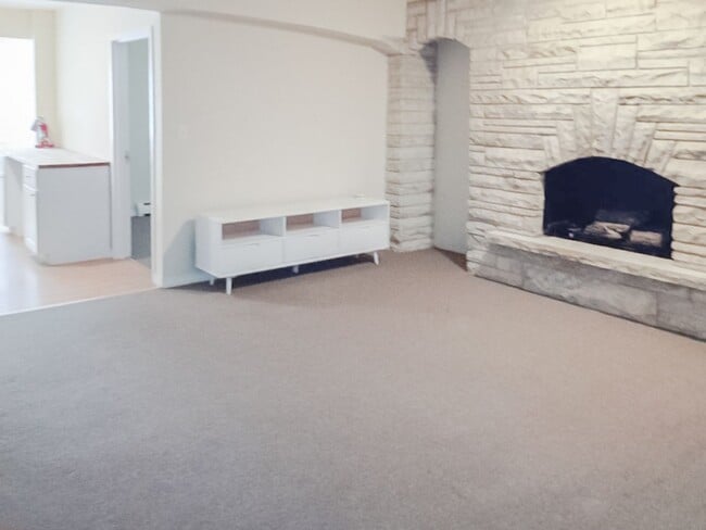 Building Photo - Large 1br with Fireplace Unit 8 Rental