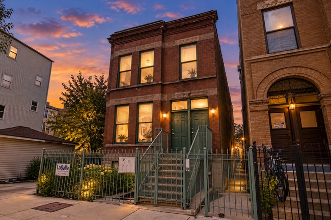 Building Photo - 2742 W Augusta Blvd Unit 2F