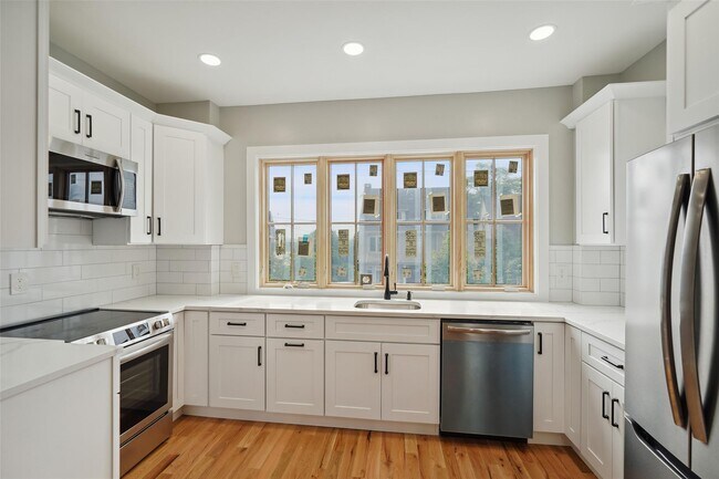 Building Photo - 405 Grand St Rental
