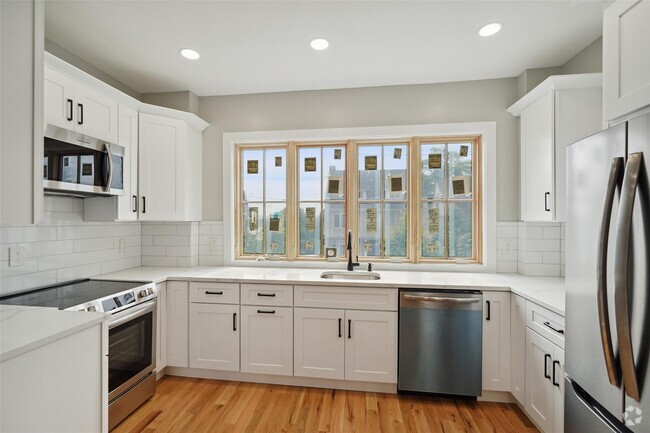 Building Photo - 405 Grand St Rental