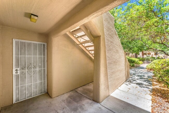 Building Photo - Resort-Style Living in a Gated Northwest Las Vegas Community!