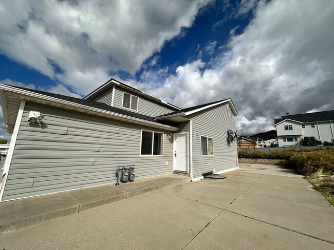 Photo - Move-in Discount - 7 bedroom, 3 bathroom t...