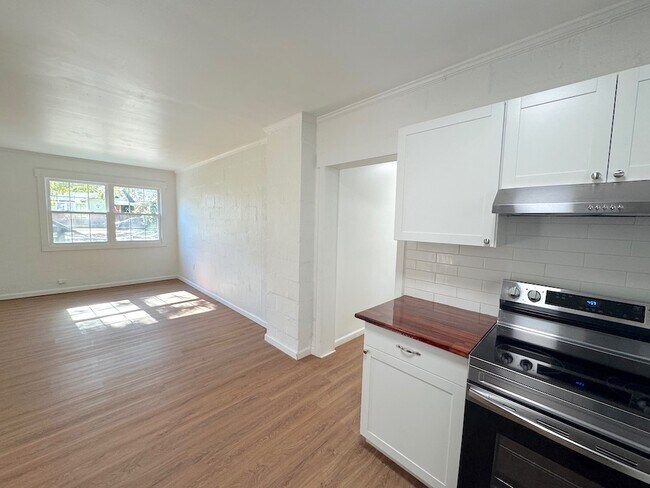 Photo - 1408 E 51st St Apartamento