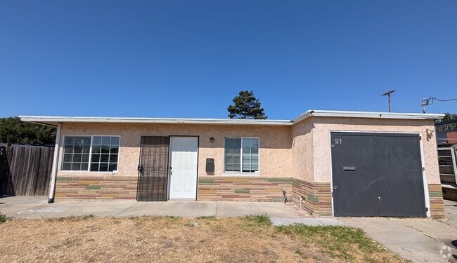 Building Photo - 4 Bed, 1.5 bath Home, freshly painted and ...