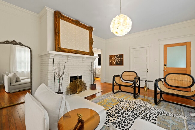 Photo - 211 W 40th St
