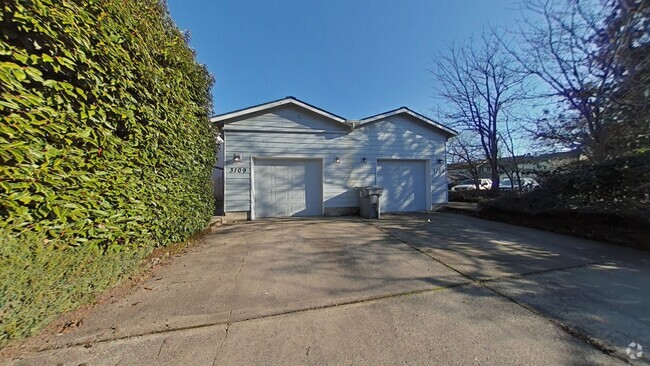 Building Photo - HOA ~ WINTER SPECIAL ~ $920 OFF FRIST MONT... Rental