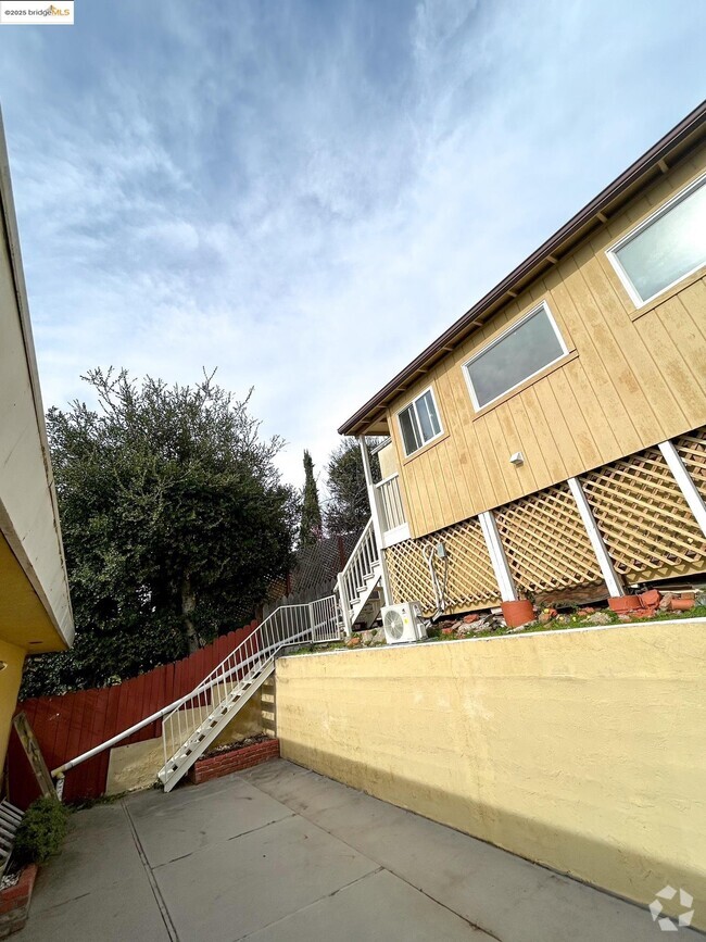 Building Photo - 7442 Hillmont Dr Rental