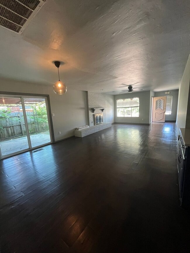 Building Photo - 2 Bedroom Duplex NW OKC Rental