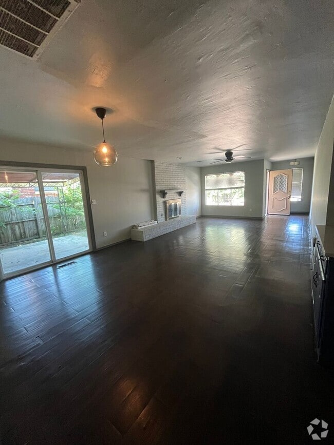 Building Photo - 2 Bedroom Duplex NW OKC Rental