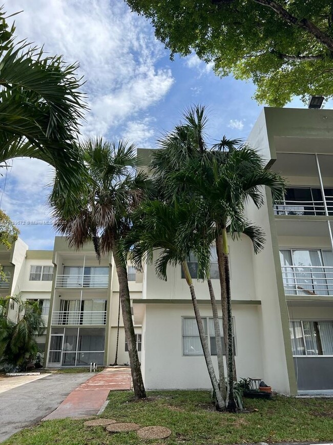 Building Photo - 4215 N University Dr Unit 308 Rental