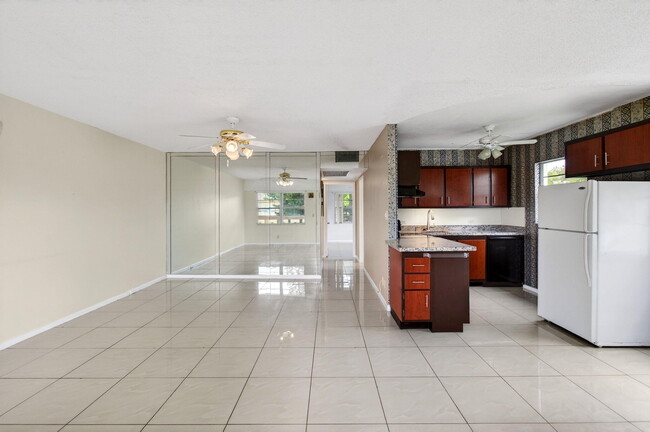 Building Photo - 116 Mansfield C