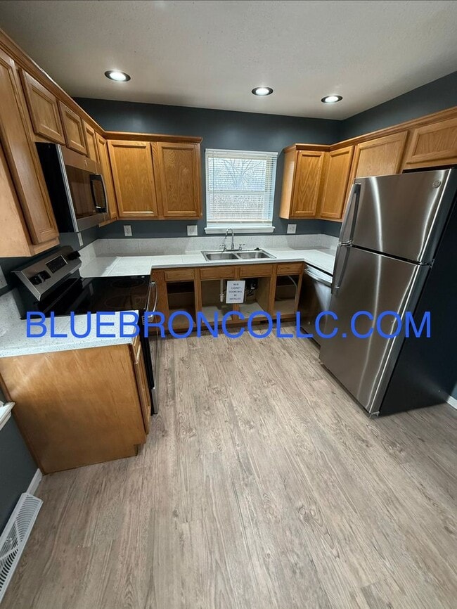 Photo - Beautiful unit with three bathrooms close to downtown Lee's Summit