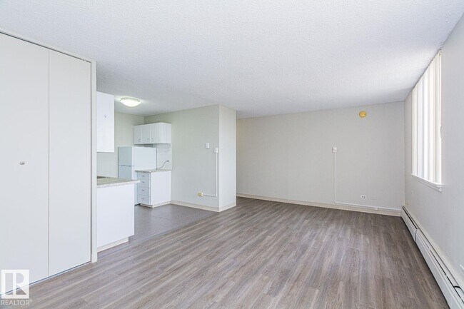Photo - 8510-8111 111 St NW