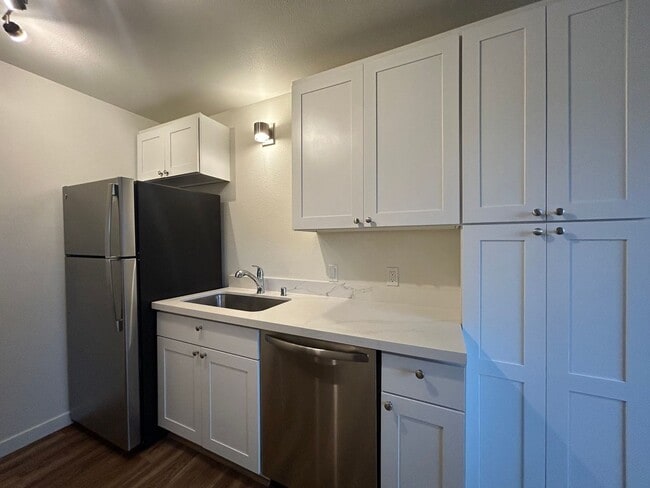 Building Photo - Updated 2bed/1bath Apartment in Prime Redmond Location! Unit B4