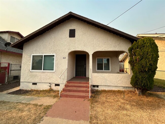 Building Photo - 2 bedroom, 1 bath Front unit of duplex - R... Rental