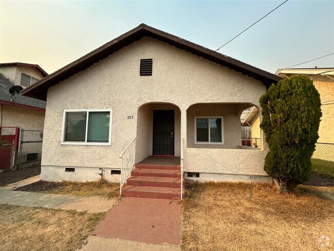 Building Photo - 2 bedroom, 1 bath Front unit of duplex - R... Rental