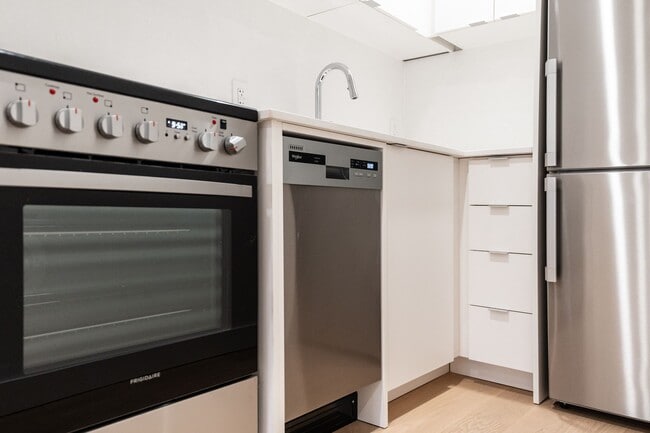 110 Wellesley St E Unit 106