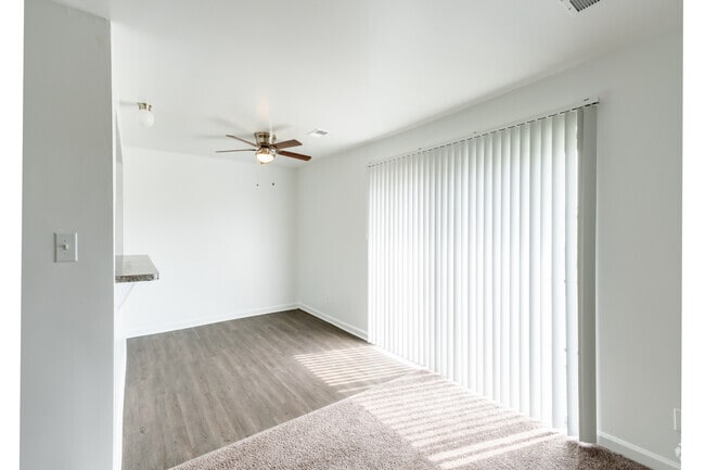 2BR, 1BA - 950SF