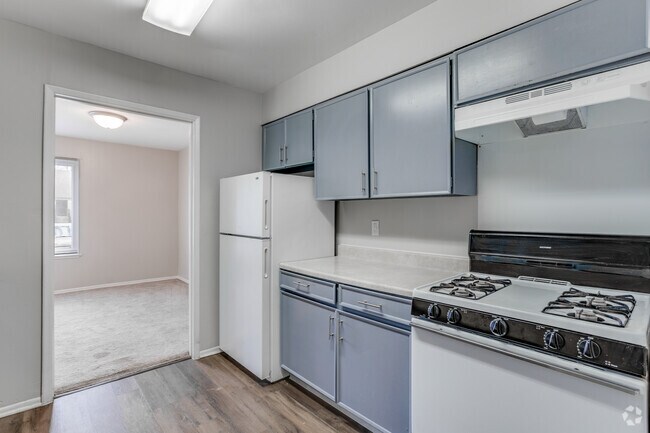 2BR, 2BA - 980SF - Kitchen