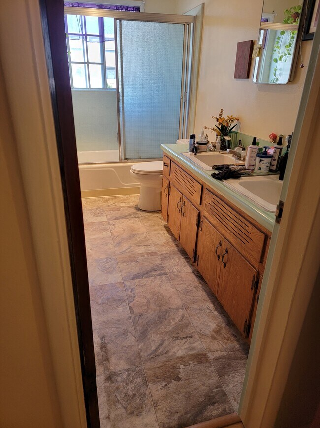 baño - 2239 N Frederic St Unidad 2nd story Light n Bright