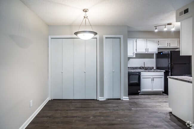 1 BR, 1 BA - 800SF