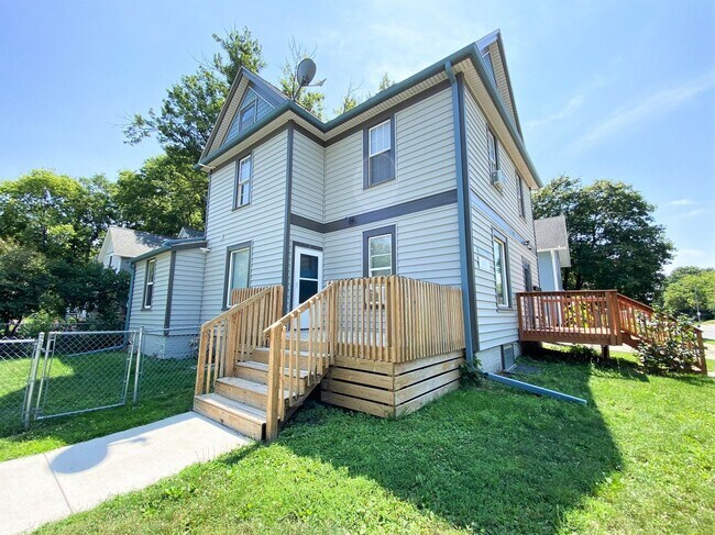 Building Photo - 722 Grand Ave Unit 1