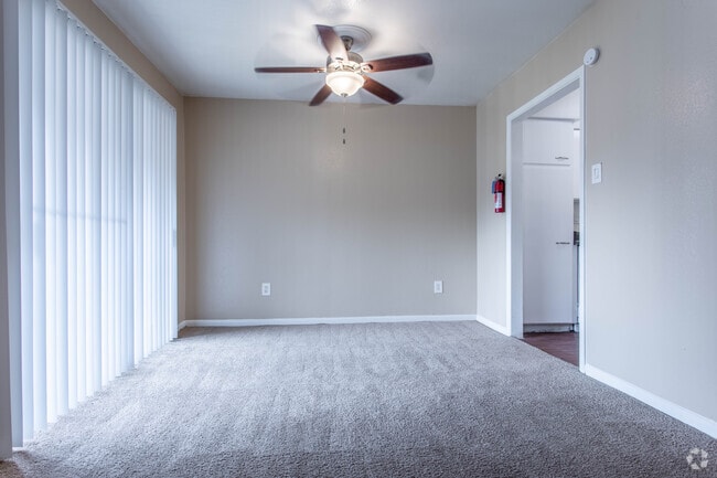 1 BR, 1 BA - 790 SF