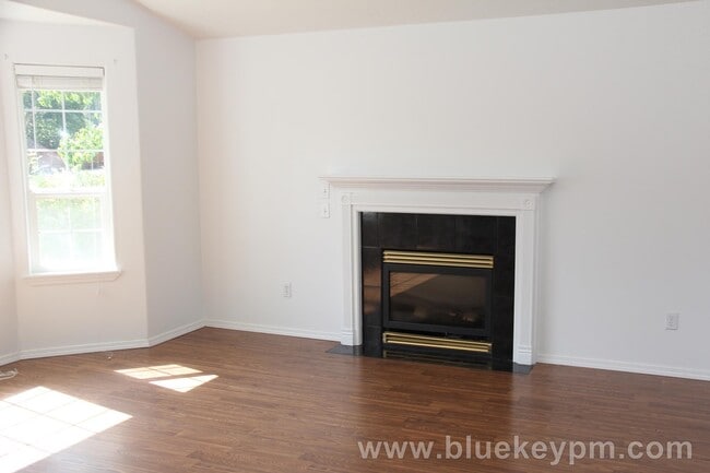 Photo - 3 Bed, 2 Bath Home with Large Covered Deck...