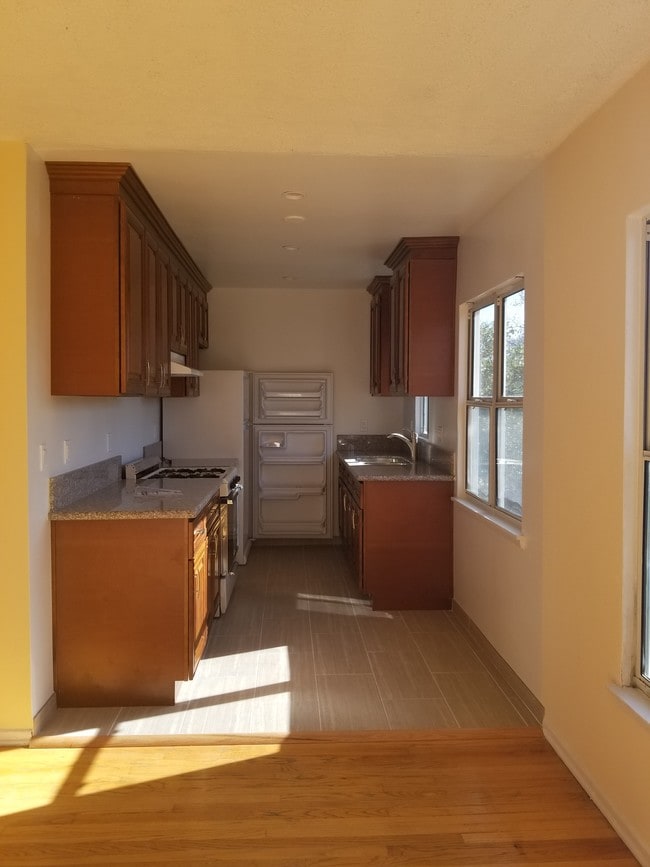 Building Photo - 7625 Willoughby Ave Unit 11 Rental