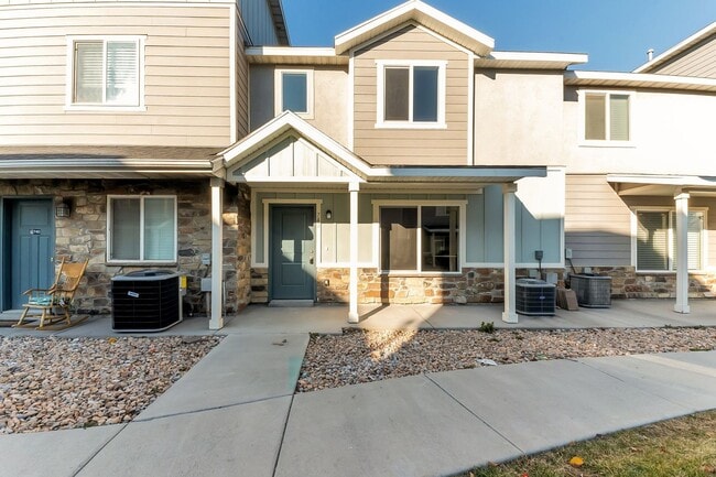 Building Photo - Remodeled Vineyard Townhome w/ 2 Car Garage