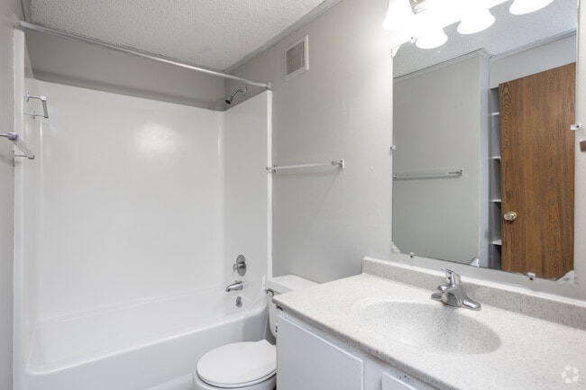 1BR, 1BA - 576SF - Bathroom