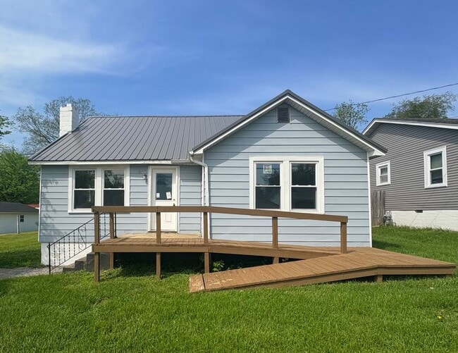 Building Photo - 4 Bedroom Home!