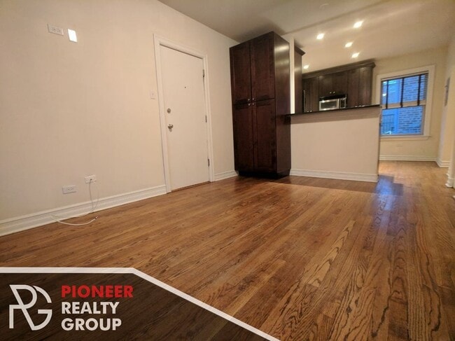 Building Photo - 3814 N Sheffield Ave Unit 1E