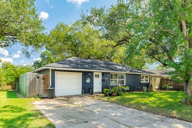 Photo - 527 Gardenia St