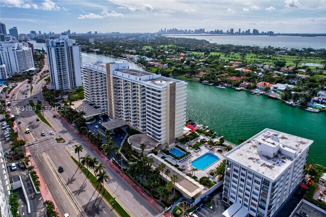 Building Photo - 5600 Collins Ave Unit 6A