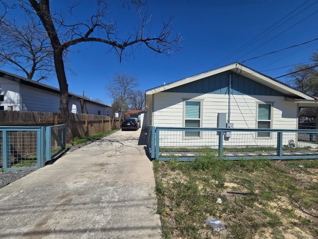 Photo - 629 S Gevers St