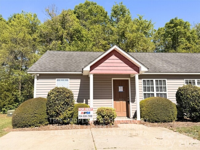 Building Photo - 483 Pharr Dr SW