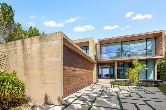 Photo - 825 E Dilido Dr